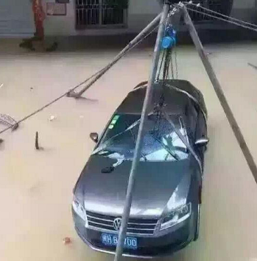 使用手拉葫蘆、吊裝帶和起重三腳架進行修車